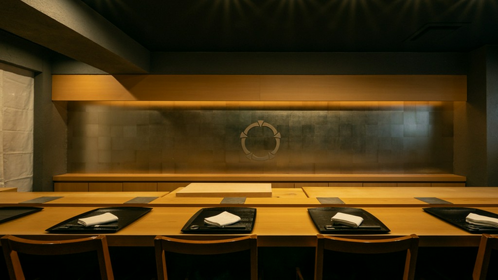 広めのカウンターで、じっくり鮨を堪能できる奥渋エリアの鮨店