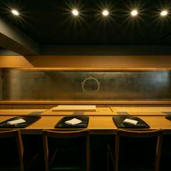 広めのカウンターで、じっくり鮨を堪能できる奥渋エリアの鮨店