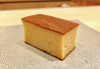 カステラタイプ（ケラ玉）の「玉子」は、海老と魚の白身を加え、3時間かけて焼き上げます。 “デザートみたい”と、楽しみにする人もいる、隠れた人気の一品。