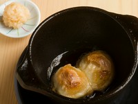 「これだけは 絶対に食べたい」という沢山の要望から、通年提供するようにした大人気の「白子のバター醤油焼き」。器ごと熱々に焼いて提供されるので、半分はそのまま、残りの半分は赤舎利を混ぜてどうぞ。