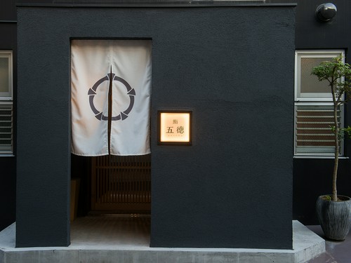 外観も渋い、大人の雰囲気が魅力の隠れ家