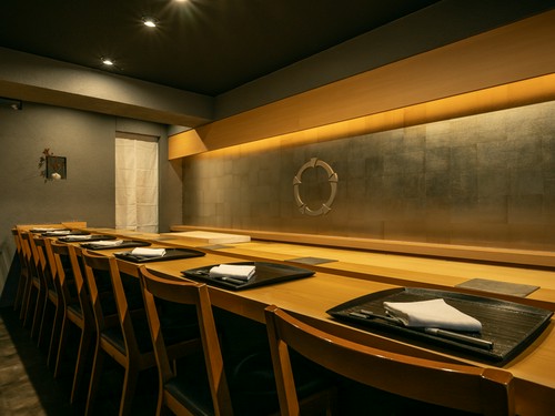 白木のカウンターも美しく。ゆったりとした空間