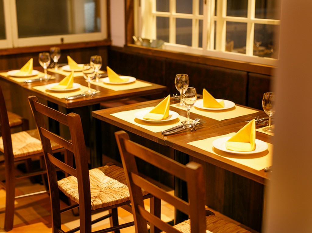 8名様までがご利用できる半個室席のご用意も。デートや女子会に