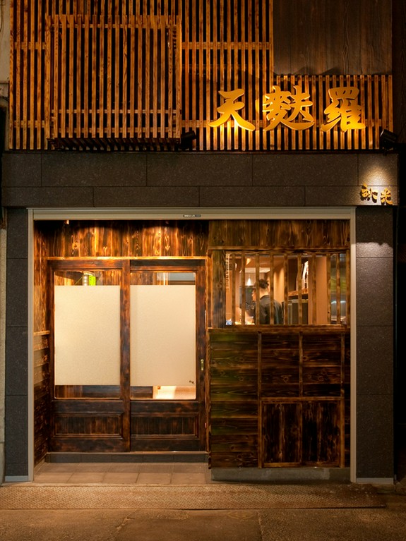 1階は立ち飲みスタイル、2階はワイワイ盛り上がれるお座敷！