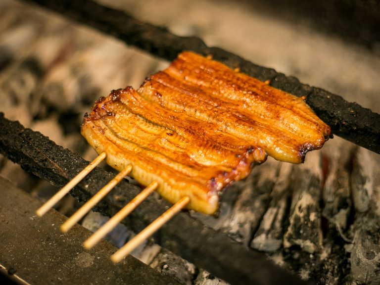 強火の遠火が特徴の紀州の備長炭にこだわり焼き上げていく
