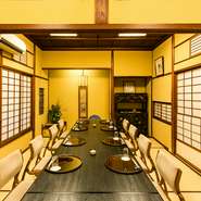江戸通りに面する本館は創業の昭和21年の建物そのまま歴史が感じられる日本家屋です。内装は職人による手塗りで落ち着いた佇まいを演出。時代に合わせテーブルと椅子を置き、老若男女どなたでも寛げる造りです。