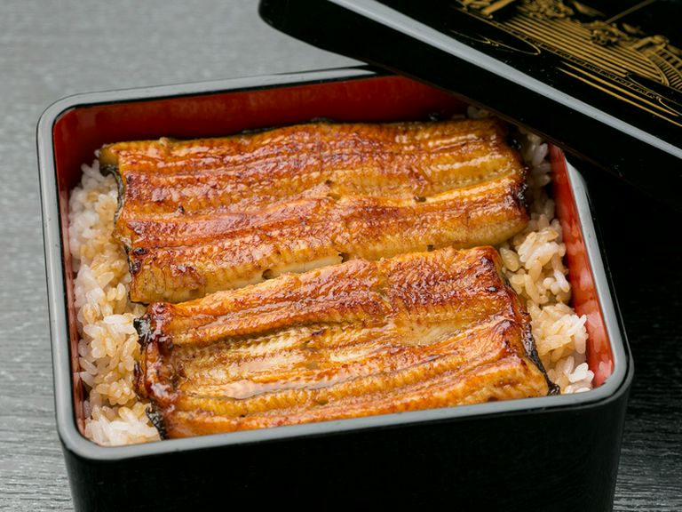 厳選した鰻にいづもや伝統のタレが纏う『うな重(松)』