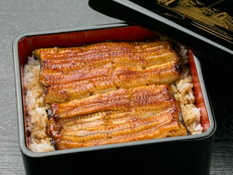 厳選した鰻にいづもや伝統のタレが纏う『うな重（松）』
