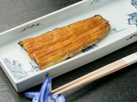 魚と塩だけでつくる魚醤、秋田のハタハタのしょっつるに触発され、三代目が世界で初めて鰻100％の魚醤つくりに成功しました。この魚醤を鰻に塗って焼き上げると、独特の甘い香りが部屋いっぱいに。