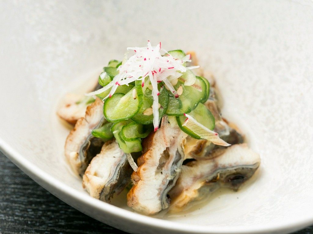 さっぱりと酢で味つけ、鰻と胡瓜の歯ごたえが楽しめる『うざく』