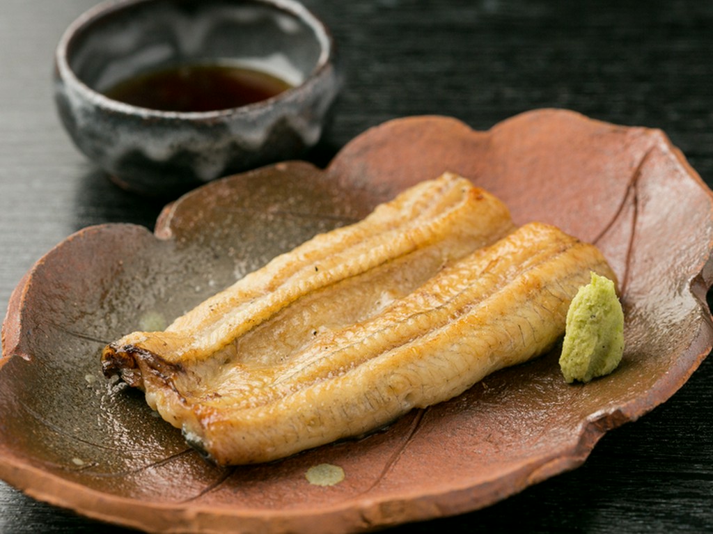 いづもや秘伝の割り醤油と本山葵でいただく『白焼き』は至高の味