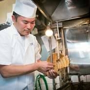 九州は宮崎・鹿児島産の【いづもや】の味に合う鰻だけを選別しています。うちのタレはとてもあっさりしており、鰻の味そのものがはっきりと感じられるため、鰻の目利きにはこだわって仕入れています。