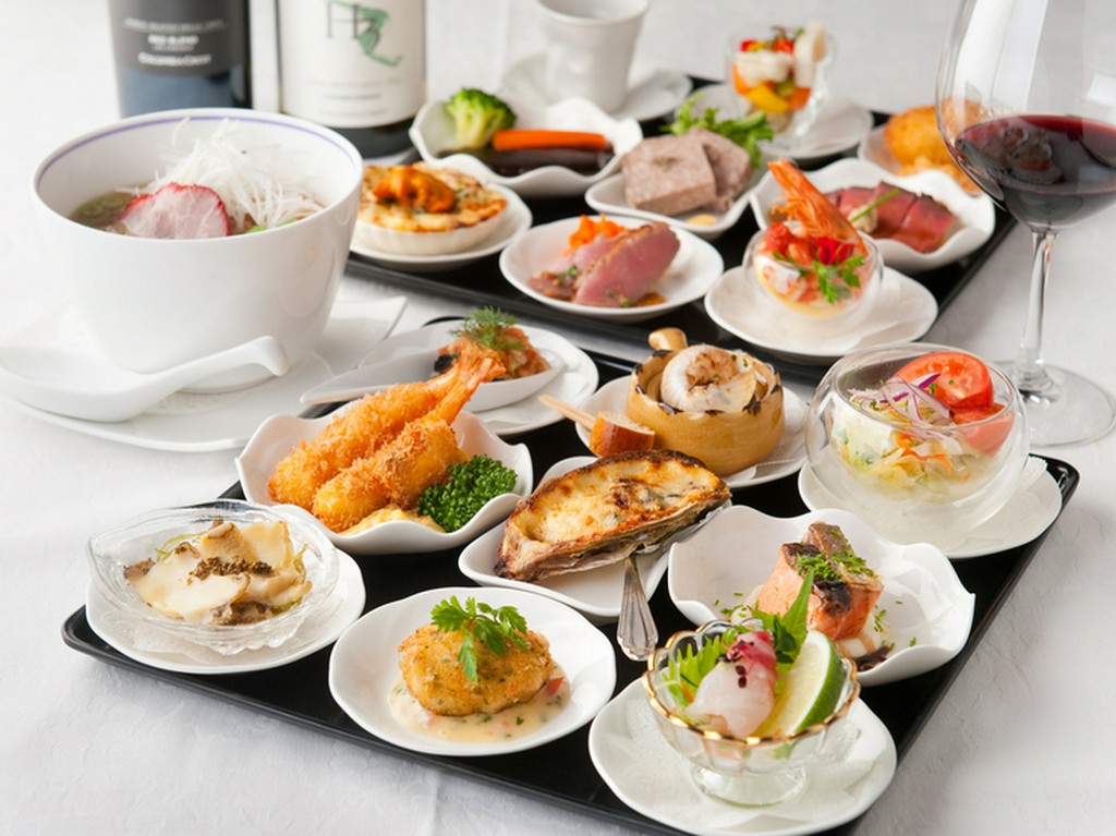 2階ではいろいろ食べたい方のために、小皿メニューが充実