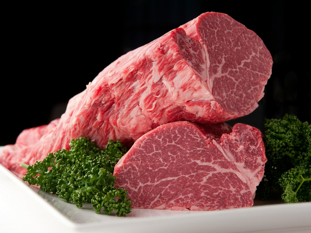 ステーキなどの肉料理には、厳選した山形牛を使用しています