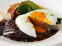 玉ねぎの旨みが凝縮された、厳選山形牛の『ハンバーグステーキ』