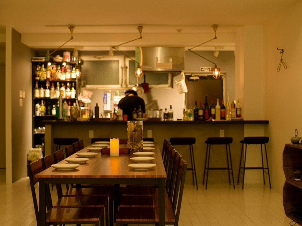 スタイリッシュな店内で、ゆったりくつろぎながらお食事を