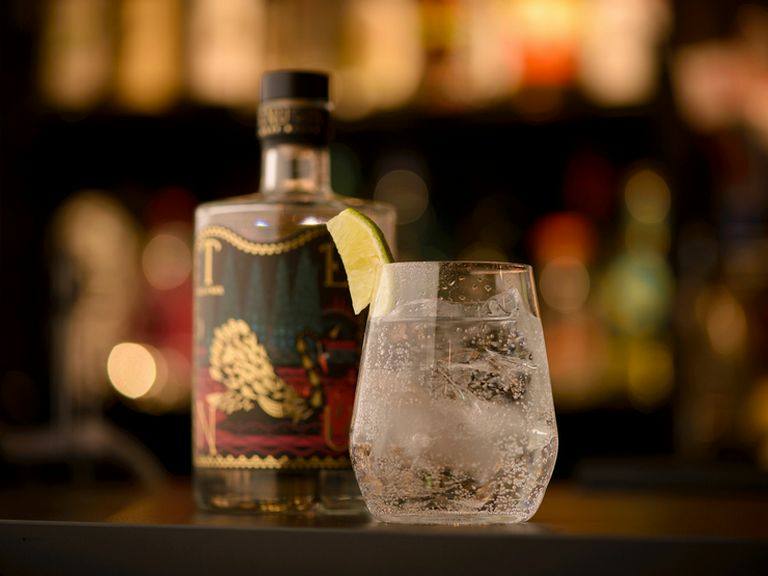 スパイスやハーブによって香りの異なる、多彩な種類の『ジン』