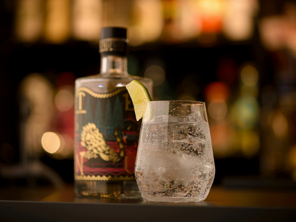 スパイスやハーブによって香りの異なる、多彩な種類の『ジン』