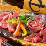 先代から続く1番人気メニュー。厳選されたA5ランクの牛ロースは口の中でスッと消えるような柔らかさで、食べれば納得の味わいです。写真は上カルビと牛ロースの盛り合わせ。