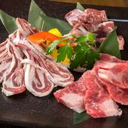 脂肪が少なくヘルシーな上、豊潤な旨味を持つ珍しいエゾジカの肉。北海道から直送で届くため、新鮮でくせがなく食べやすいと好評です。写真はエゾジカ、牛カルビ、牛ハラミの盛り合わせ。