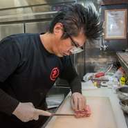 フレンドリーでアットホームな店づくりをモットーに、気軽に一人でも、家族でもご来店できるようにと心掛けております。ゆったりとくつろいでご満足いただければ幸いです。