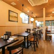 木目を活かした、明るく清潔感のある店内。テーブル席とカウンター席があり、老若男女問わず落ち着ける雰囲気です。おいしい料理を楽しみながら、ゆっくりとした時間を過ごせます。