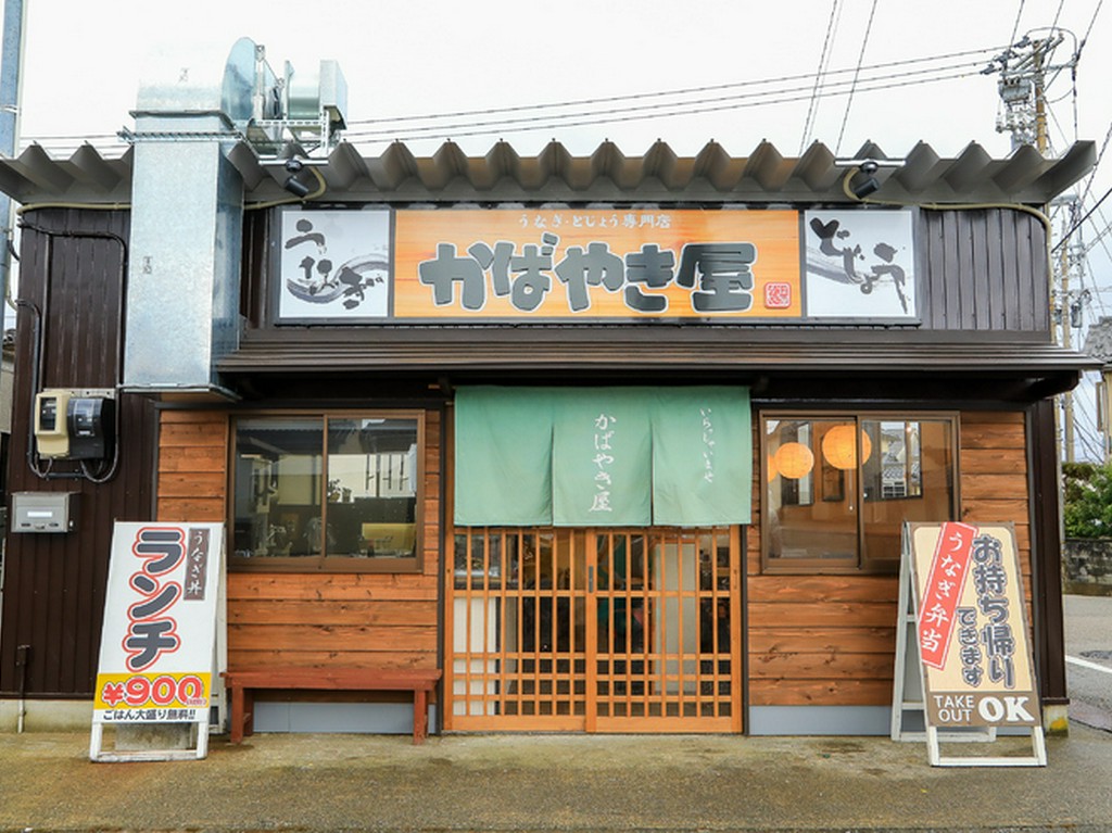 お得なランチが人気。一人でもゆっくりできるカウンター席も有