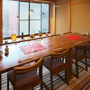 8名から10名まで入れる大きめな個室、2～3名で利用しやすい小部屋など3種類の個室があります。間仕切りを外せば16名ほどの宴席に対応も可能。接待やデートなど、プライベートなひと時をゆったりと過ごせます。