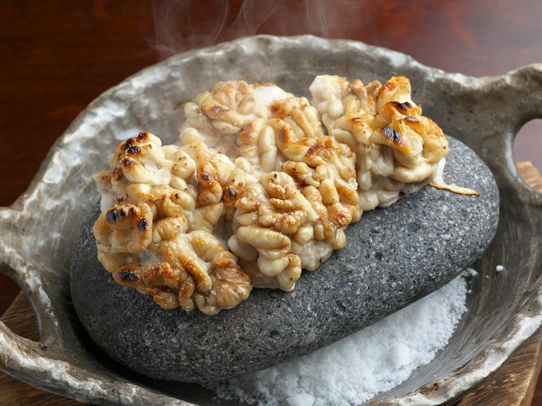 ヘラ平でそぎとりながら食べるオリジナルの逸品『旬! たら白子石焼』