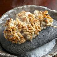 たらやふぐを使い、一年中楽しむことができる名物料理です。石で焼き上げるため、遠赤外線効果でふっくらとした仕上がりに。せんべいのように薄くパリパリ焼き上がった最後のヒトカケまで美味しくいただけます。