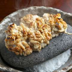 ヘラ平でそぎとりながら食べるオリジナルの逸品『旬！　たら白子石焼』