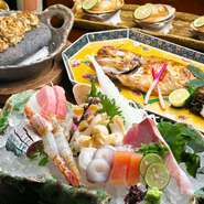 食材は市場や仲買から、直接目で確認しながら仕入れています。特に長年取引を続けている仲買人との連携は、必要不可欠。旬の流れを肌で感じながら、より良い魚介を求めています。