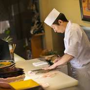 料理の始まりから終わりまで、丁寧に向き合いながら完成させていきます。同じ種類の魚であっても一つずつ脂の乗りや大きさもさまざま。最後まで観察し、食材が持つ絶妙なタイミングを逃さないように心がけています。