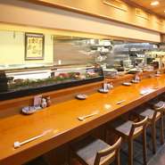 肩肘を張らずに、大人の雰囲気で過ごせるお店です。カウンター席のほか、水入らずで過ごせる個室も完備。豊富な海の幸をたっぷりと堪能していただける料理と、豊富な日本酒を取り揃え、お待ちしております。