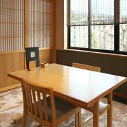 テーブル席・座敷の個室はそれぞれ8人まで利用可能。心落ち着く空間でのんびりと本格的な和の逸品をいただけます。遠方からのお客さまやビジネスの場面での利用もおすすめです。