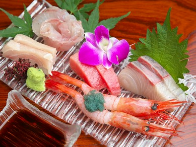 近海の鮮魚を絶妙な包丁さばきで堪能『お刺身盛り合わせ』※季節に応じて料理内容が変わります。