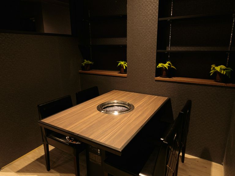 大人のムードが漂う半個室が2部屋。接待、会食、デートなどに