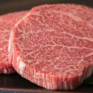 和牛の最高ランクA5の中でも、さらに極上のヒレ肉を厳選仕入れ。肉の美味しさと食感を最大限に生かすため、最適な厚切りにカットしてご提供。箸で切れるほど美しい霜降りで、甘み・まろやかさともに最高です。