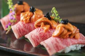 ウニとキャビアを贅沢に盛った究極の肉寿司『霜降り牛の握り』