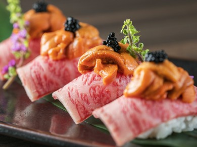 ウニとキャビアを贅沢に盛った究極の肉寿司『霜降り牛の握り』