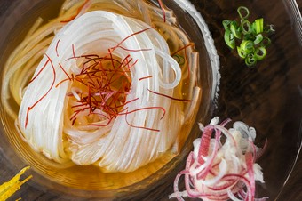 〆も格別。なめらかな食感と上品な鰹出汁で楽しむ『葛そうめん』