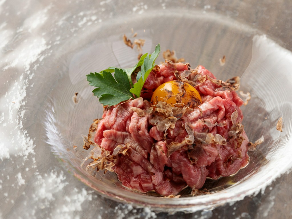 贅沢の極み！　黒トリュフ×A5黒毛和牛『トリュフユッケ』