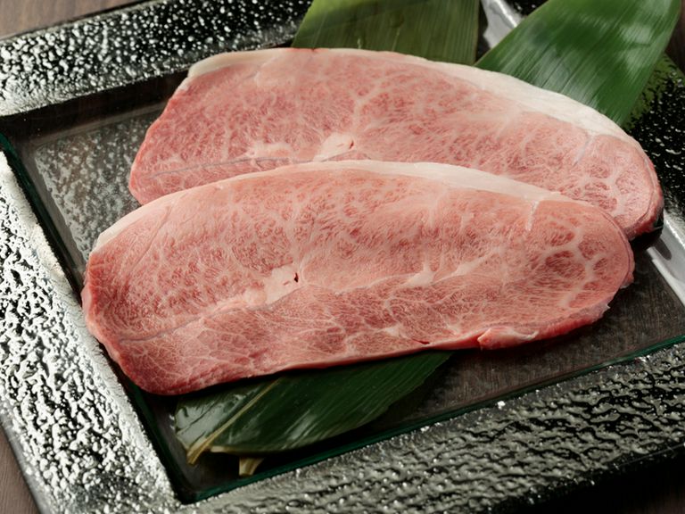 極上の黒毛和牛のみに限定した仕入れ。生肉、新鮮ホルモンも自慢