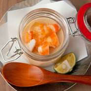 海老の風味・旨みを存分に凝縮し自家製ぷりんの上に、ニューカレドニア産の天使の海老をのせた、記憶に残る逸品