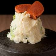 たらこの燻製にポテトサラダを合わせた日本酒にもぴったりの一品。