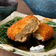 “一度食べたら忘れられない味”。濃厚かつ濃密なクリームコロッケはおつまみに最適。