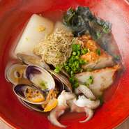 素材それぞれが持つ力を存分に引き出した逸品。とろろ昆布と柚子胡椒と一緒にいただくおでんは、心温まる至福のひと品。