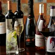 メインのステーキ料理に合うワインは、やはりスペイン産のものがおすすめ。スペイン産シャンパーニュである『CAVA』やシェリー酒は選りすぐりのものをストック。好みを伝えてお気に入りを探せます。