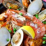 まもなく１万食魚介たっぷりのパエリア！
当店にいらっしゃるなら絶対お召し上がりいただきたい名品です！！

現地の旅行案内人に認められたパエリア！
魚介もさることながら、米がうまい！
