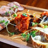 どれ食べたらいいかわからない方必見。

肉、野菜、魚のバランスが取れた前菜の盛り合わせ！
メニューには載っていない限定料理も食べられます